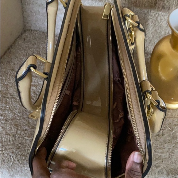 Cute Patent leather Medium purse with gold accents - Picture 6 of 7